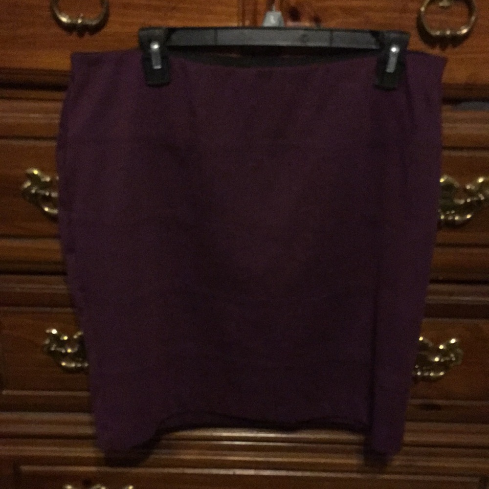 Daisy Fuentes purple skirt